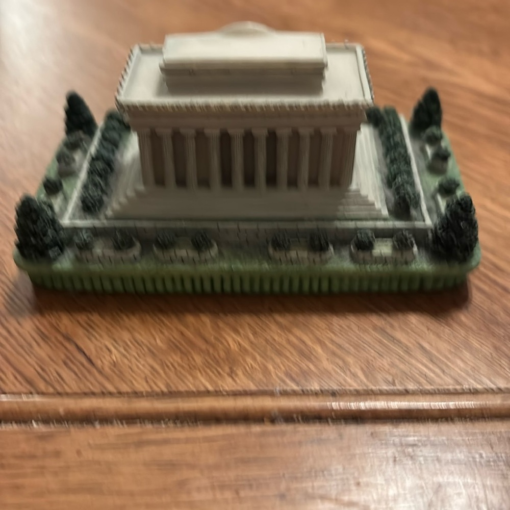 - Like new! Lincoln Memorial. Approximately 4 1/2” by 2 1/2”. - Picture 7 of 8